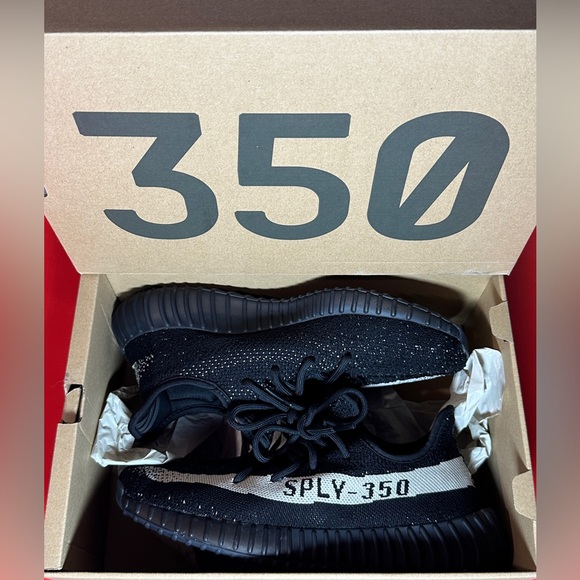 Size 9.5 - adidas Yeezy Boost 350 V2 Low Oreo - Picture 8 of 8